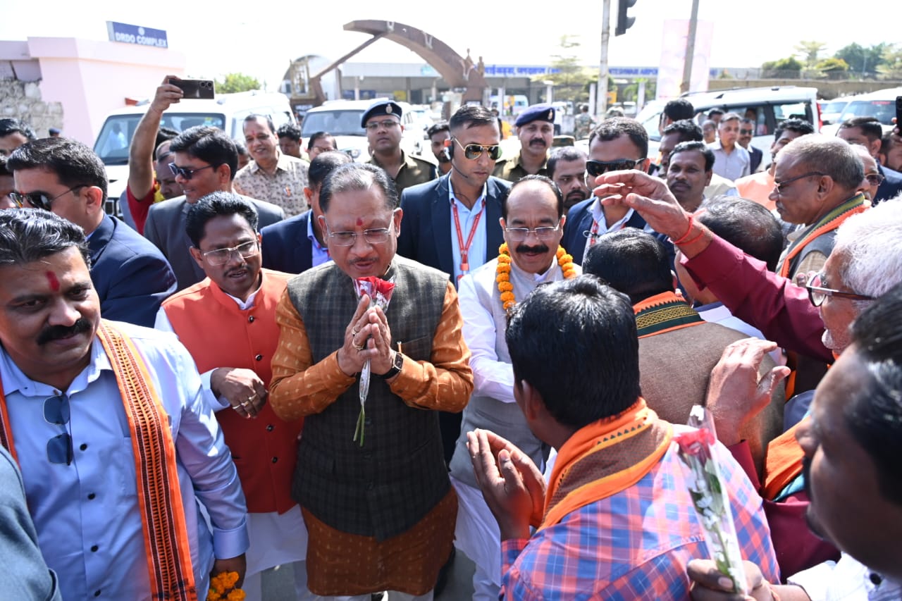 मुख्यमंत्री के प्रथम बस्तर आगमन पर बस्तरवासियों ने चौक-चौराहों में पारम्परिक लोक नृत्यों और पुष्प वर्षा सहित शंखनाद से किया आत्मीय स्वागत