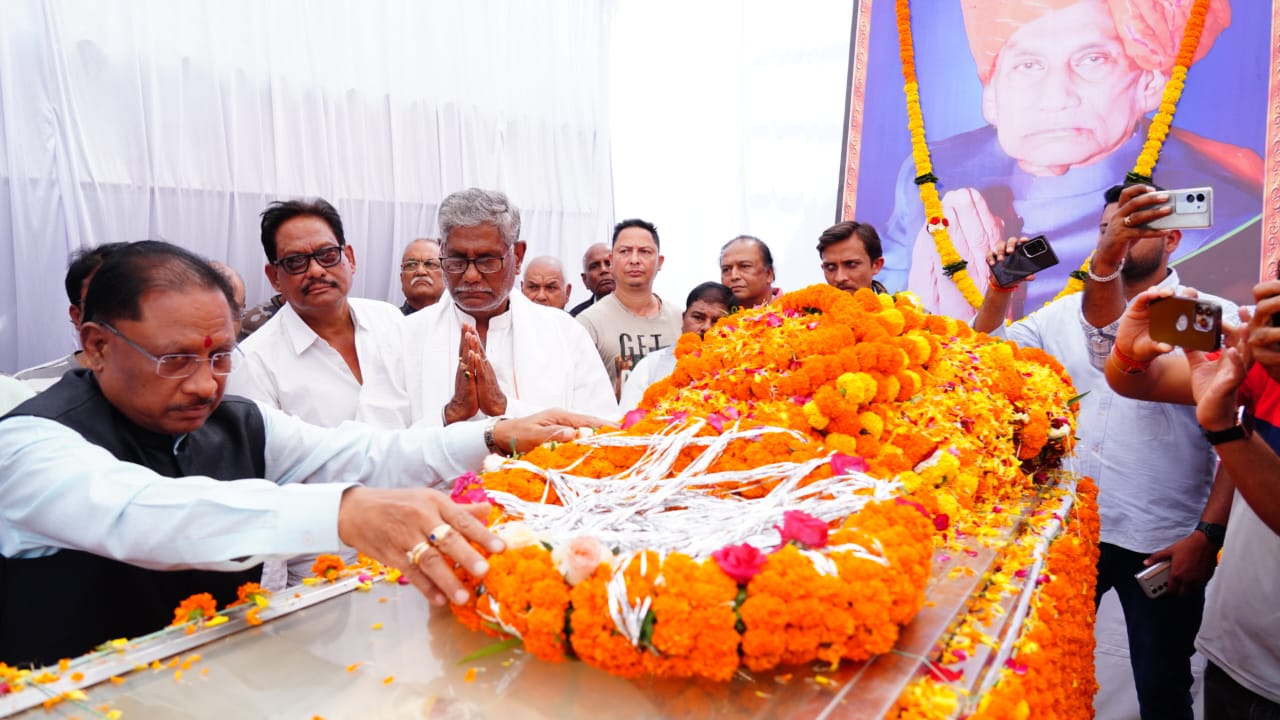 मुख्यमंत्री ने स्वर्गीय श्री कुमार लक्ष्मी नारायण देव को दी श्रद्धांजलि