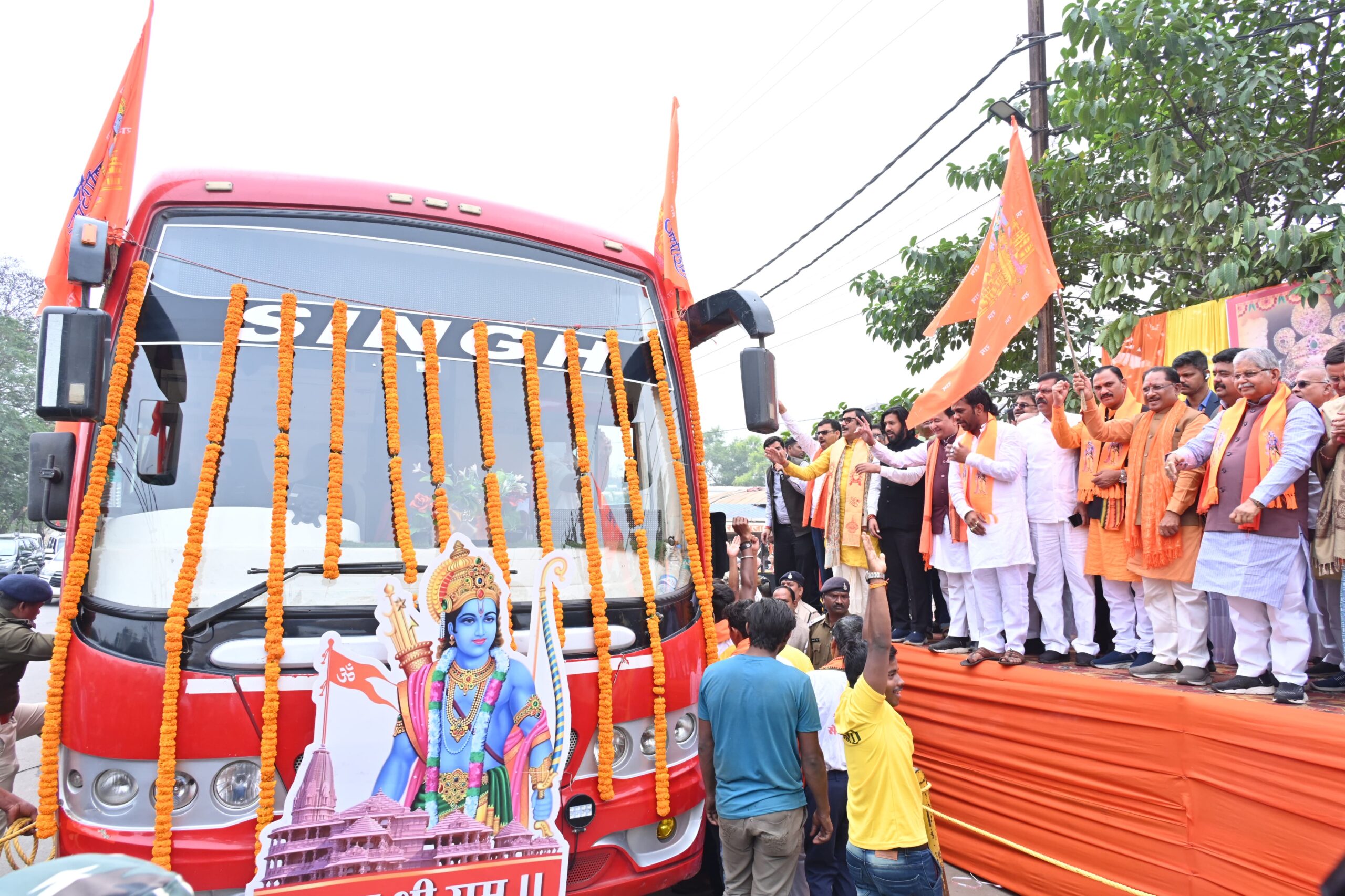 मुख्यमंत्री ने अयोध्या में भण्डारे के संचालन के लिए श्रीराम के ननिहाल से कार्यकर्ताओं की टीम को झंडी दिखाकर किया रवाना