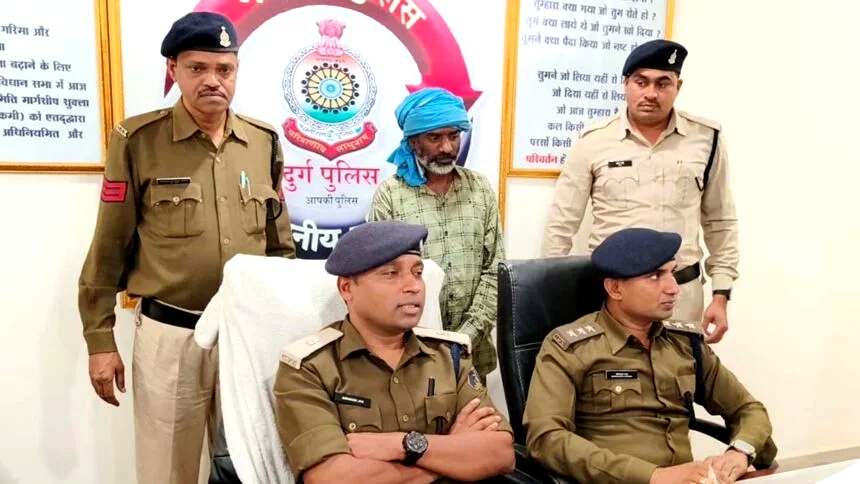 पांच माह पूर्व मंदिर में हुए अंधे कत्ल की गुत्थी को दुर्ग पुलिस ने सुलझाया, आपसी विवाद के बाद मंदिर के त्रिशूल व टांगिया से की थी हत्या, आरोपी महीनो बाद घर लौटा तो मुखबिर की पड़ गई नजर और हो गया गिरफ्तार