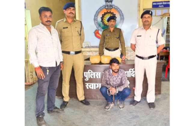 दुर्ग पुलिस ने नशे के खिलाफ कार्रवाई करते हुए एक आरोपी को किया गिरफ्तार,  4.769 किलोग्राम गांजा एक एक्टिवा,  कीमती 20,000 नगदी रकम 12000 जप्त किया