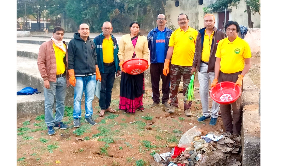 स्वच्छ धरा समिति, छत्तीसगढ़ की टीम द्वारा लगातार 47 वें सप्ताह पर गणेश मंदिर परिसर हुडको के तालाब में साफ-सफाई किया गया